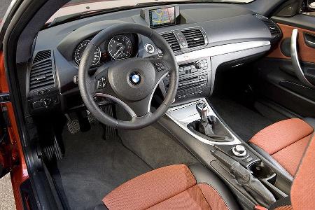 Sachlich-dezentes Interieur, fahrerorientiert, ...