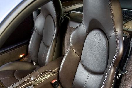 Die Ledersitze haben die Insassen fest im Griff.