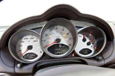 Dominanter Drehzahlmesser als Botschafter des feurigen Boxers.