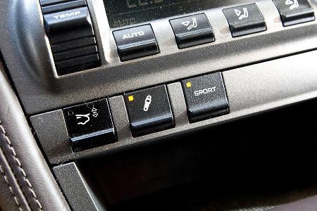 Ausfahr-Spoiler ist Serie, adaptive Dämpfer und Sportpaket kosten extra.