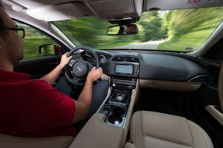 Jaguar XE 20d, Cockpit, Fahrersicht