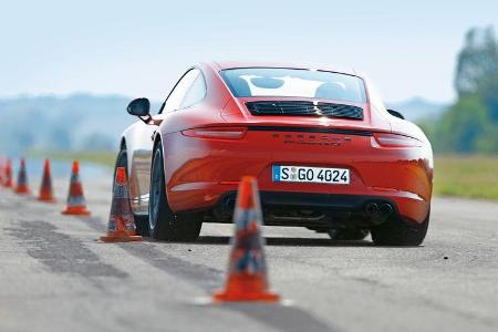 Porsche 911 Carrera GTS, Heckansicht, Slalom