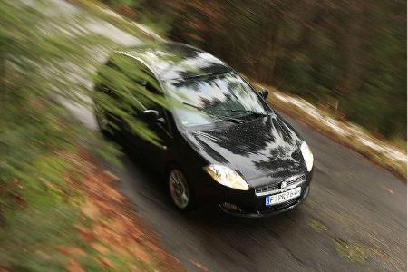 Auf ebener Piste stuckrige und indifferente, auf der Schlechtwegpiste stößige Federung.