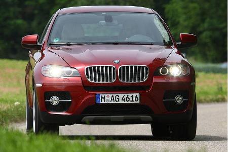 Beim BMW sollen Dynamic Performance Control sowie Adaptive Drive die fetten 2.377 Kilogramm gefügig machen.