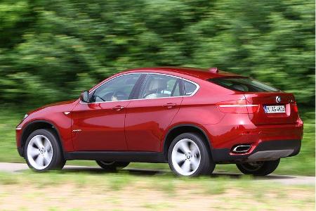 Und Zweiteres als elektronische Fahrwerksregelung, um durch aktive Stabilisatoren die Wankneigung des generösen Aufbaus mit ...