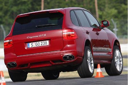 Beides gebärdet sich bereits auf den ersten Metern als ein unmissverständlich auf Fahraktivität ausgerichtetes Duett.