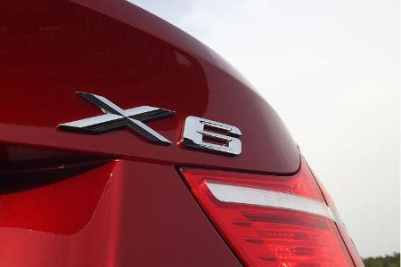 Längsdynamisch versetzt der BMW dem Porsche dann aber einen deftigen Haken. 405 (GTS) gegen 407 PS im X6 zeugen zwar von ein...