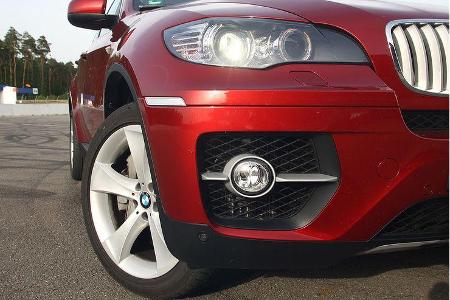 Ohne Turboloch, ohne Verschnaufpause der sämig schaltenden Sechsgang-Automatik stampft der Coupé-Frachter von dannen.