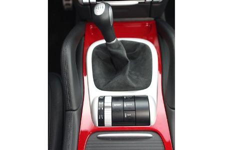 Mit einem etwas knorrigen manuellen Getriebe kann der Zuffenhausener (500 Nm) nicht mit den 600 Biturbo-Newtonmetern mithalten.