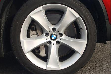 Aus 100 km/h benötigt der BMW mit warmen Bremsen 39 Meter zum Stillstand.