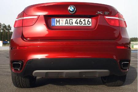 Auf den hinteren Plätzen führt das Mega-Coupé seine Länge von fast 4,9 Meter ad absurdum, weil BMW nur Platz für zwei vorges...