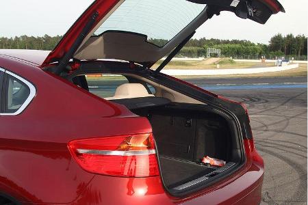 Die Ladekante wiederum liegt auf einem unorthodox hohen Maß, dessen Überwindung zuweilen einen Hubwagen bedingt.