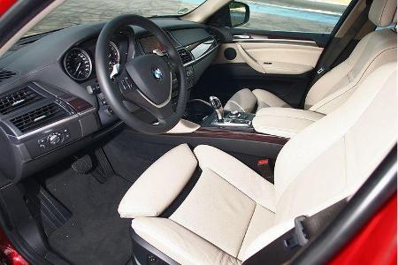 Ergonomisch und edel zeigt sich die erste Reihe des dank Wankunterdrückung subjektiv sehr agilen X6.