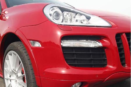 Seine sportliche Ausrichtung bringt der Cayenne durch ein serienmäßiges Schürzen- und ...