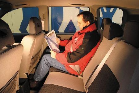 Erwachsene sitzen im X-Trail-Fond auch auf längeren Strecken bequem