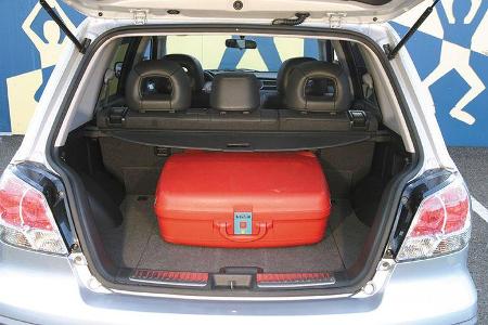 Kleiner Gepäckraum mit schmaler Öffnung und hoher Ladekante