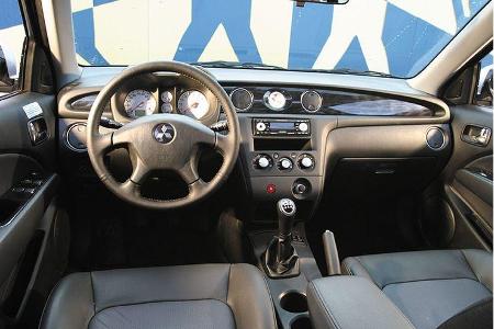 Einfach zu bedienen: Nur wenige Schalter zieren die Hartplastik-Armaturentafel