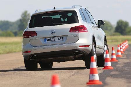 VW Touareg 3.0 TDI, Heckansicht, Slalom