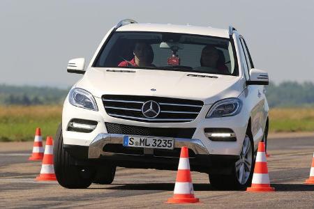 Mercedes ML 350 Bluetec, Frontansicht, Slalom
