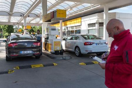 Skoda Superb 2.0 TSI, VW Passat 2.0 TSI, Tankstelle