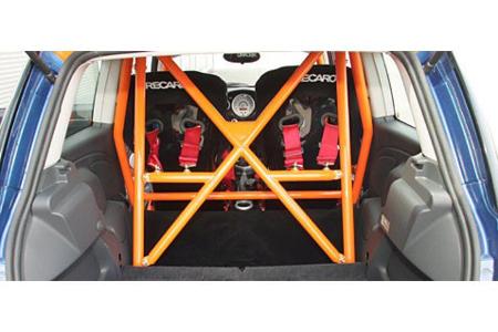 massivem Überrollkäfig und langem Schalthebel.