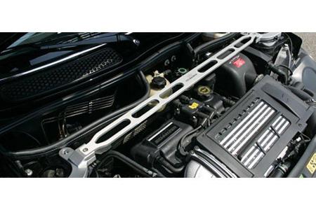 Den 222-PS-Motor überspannt eine Alu-Federbeinbrücke.