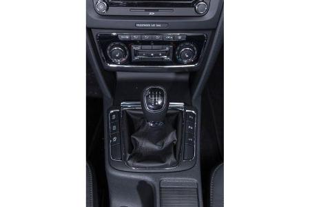 Skoda Superb Combi 2.0 TDI, Mittelkonsole, Schalthebel