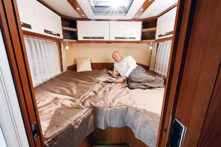 Schlafen wie auf Wolken auf dem großen Bett im Heck.