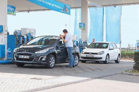 VW Golf 1.2 TSI Comfortline, Peugeot 308 98 VTi Access, Tankstelle