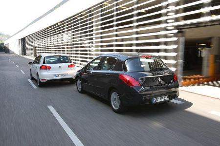 VW Golf 1.2 TSI Comfortline, Peugeot 308 98 VTi Access, Heck