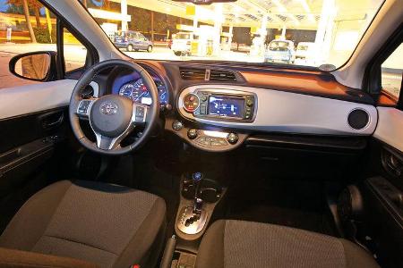 Toyota Yaris 1.5 VVT-i Hybrid Life, Cockpit, Lenkrad