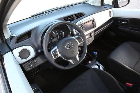 Toyota Yaris 1.5 VVT-i Hybrid Life, Cockpit, Lenkrad
