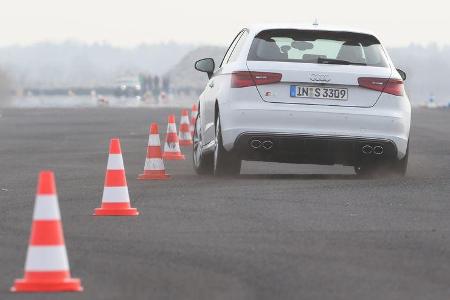 Audi S3 2.0 TFSI, Heckansicht, Slalom