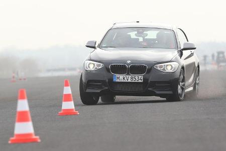 BMW M135i x-Drive, Frontansicht, Slalom
