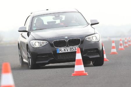BMW M135i x-Drive, Frontansicht, Slalom