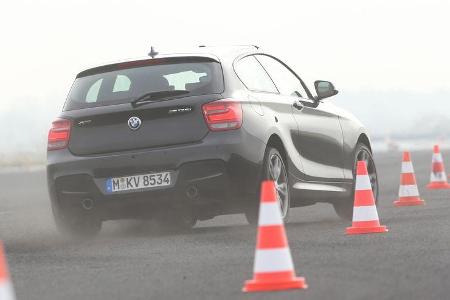 BMW M135i x-Drive, Heckansicht, Slalom