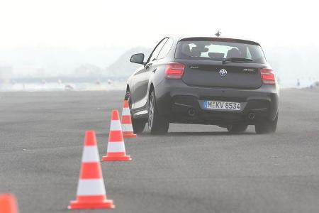 BMW M135i x-Drive, Heckansicht, Slalom