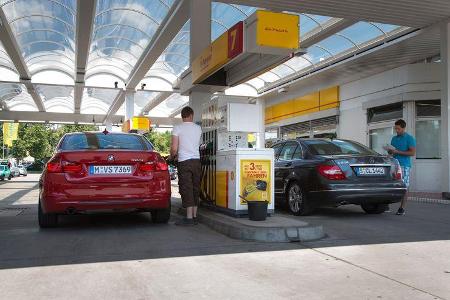 BMW 320i, Mercedes C 200, Heckansicht, Tankstelle