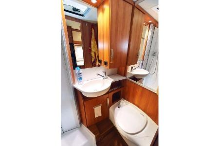 Leicht zu reinigende Banktoilette im Hymer Exsis-t