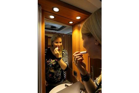 Das Gesicht im Badspiegel bleibt teilweise im Dunkeln beim Hymer Exsis-t