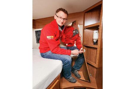 Scharnierschrauben am Eckschrank im Euro Mobil Integra Line 690 HB ragen nur wenige Millimeter ins Holz und sind mit der sch...