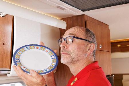 Euro Mobil Integra Line 690 HB mit scharfkantigen Klappen bei den Küchenhängeschränken