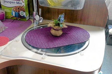 Spülenabdeckung im Eigenbau aus transparentem Kunststoff von Jens Pillat beim Euro Mobil Integra Line 690 HB