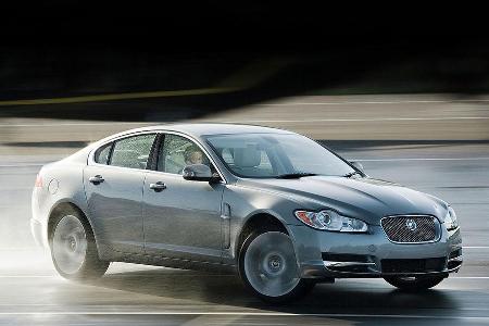 Jaguar XF: Bei Design und Interieur wagt Jaguar beim S-Type-Nachfolger einen Bruch mit dem bisherigen Retro-Stil.