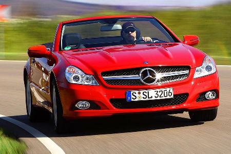 Mercedes SL: Komplett neue Frontpartie, modifizierte Motoren, der 6,2-Liter-Sauger ersetzt den 5,5-Liter-Kompressor.