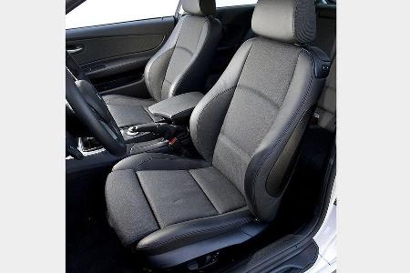 Das BMW-Gestühl passt sofort wie eine zweite Haut.