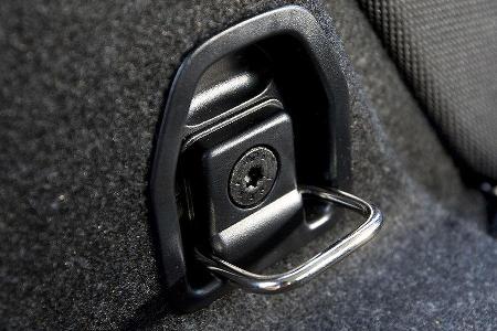 Praktisches Detail im Kofferraum: versenkbare Verzurrösen.