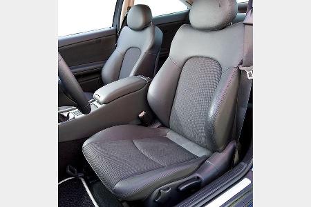 Während die Optik der Karosserie neue Akzente setzt, reisen die Passagiere im Cockpit zurück in die Vergangenheit.