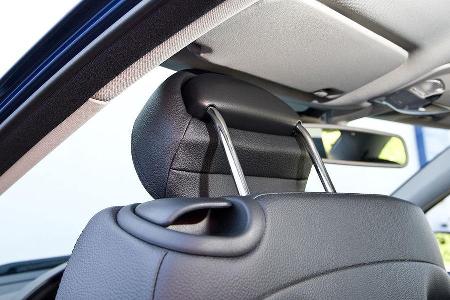 Beim Vorklappen der Sitze bleibt die ausgezogene Kopfstütze an der Sonnenblende hängen.