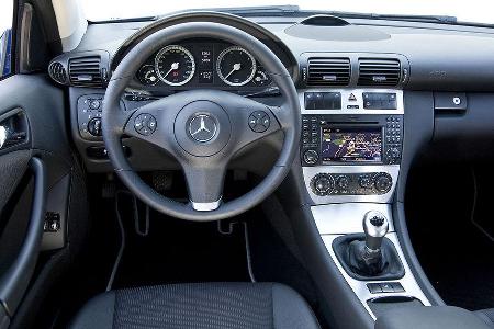 Der tiefsitzende Navi-Bildschirm lenkt beim Fahren ab.